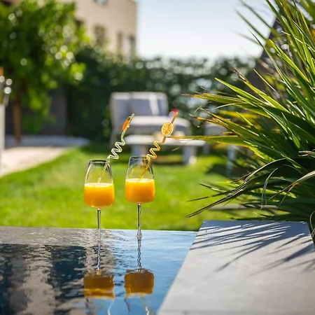 Villa Enjoyer - Seafront With Private Heated Pool And Terrace *