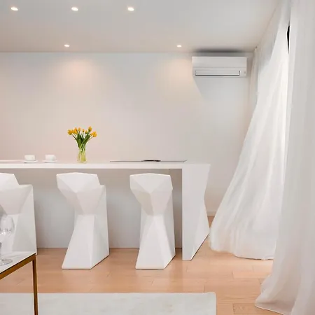 Enjoyer - Seafront With Private Heated Pool And Terrace 斯普利特