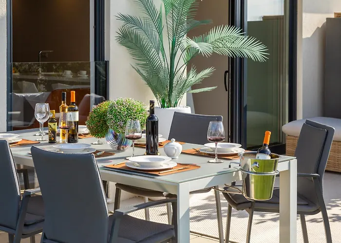 Villa Enjoyer - Seafront With Private Heated Pool And Terrace