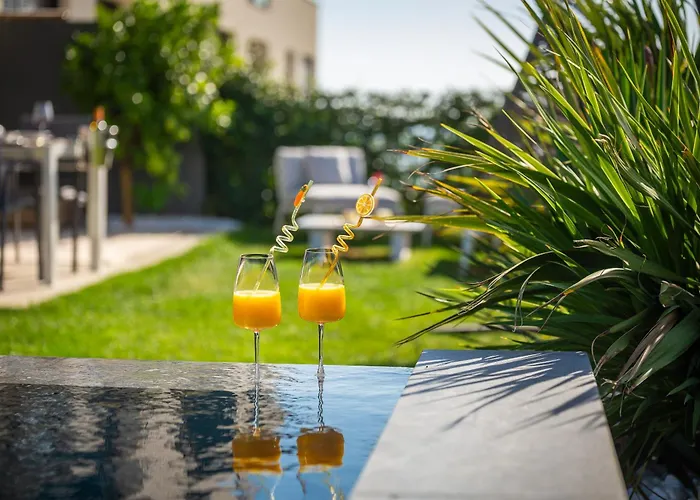 Villa Enjoyer - Seafront With Private Heated Pool And Terrace *